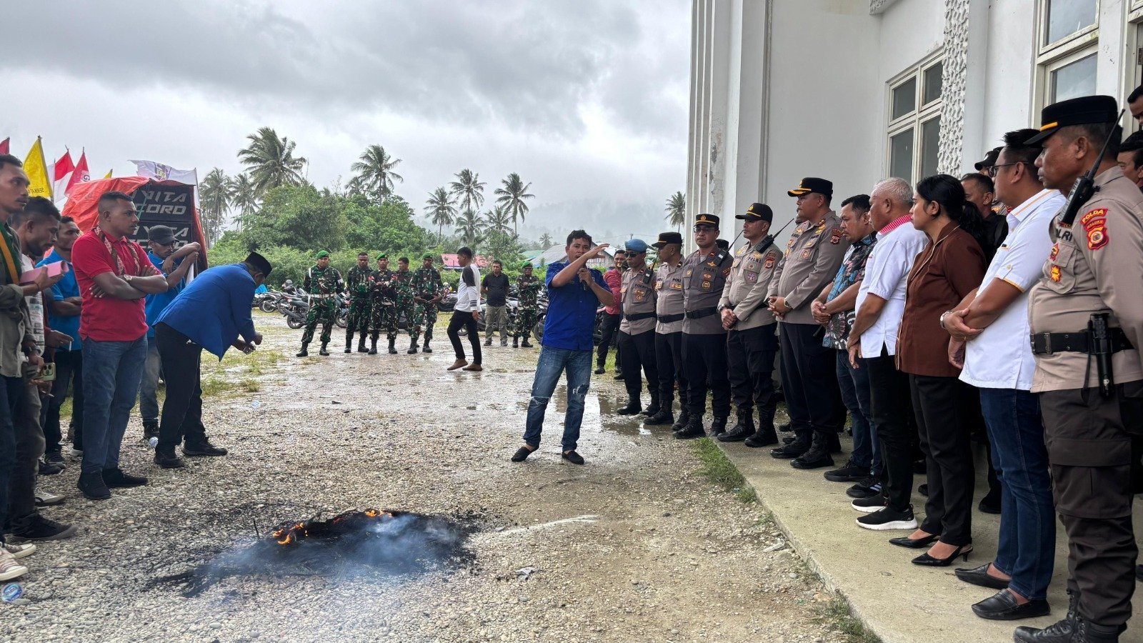 Kapolres BurseL Pimpin Pengamanan Aksi Damai, Aspirasi Menyatu dengan Harmoni Alam Namrole