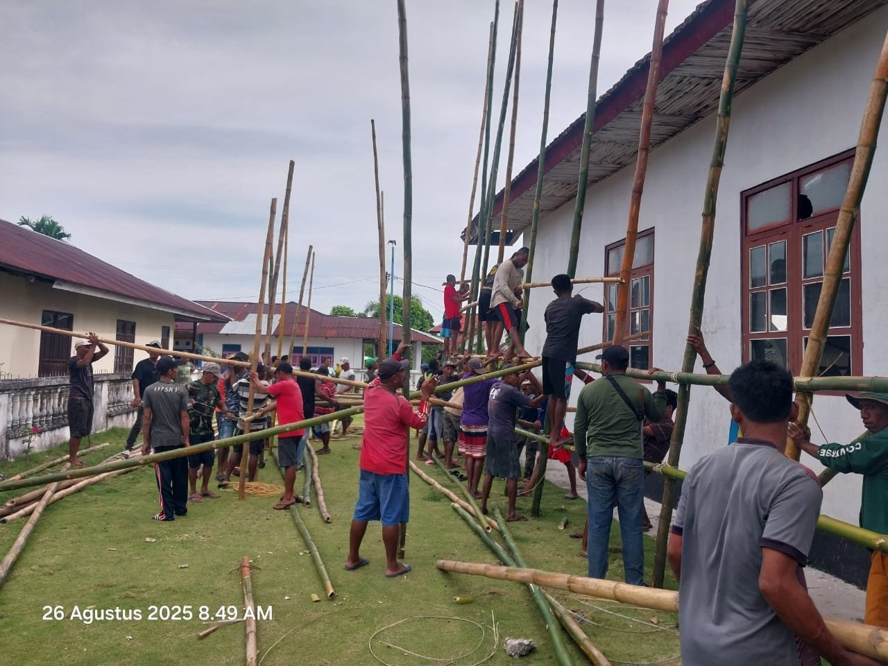 Jemaat GPM PNIEL Keliobar Giat Awal Renofasi Atap Dan Plafon Gereja