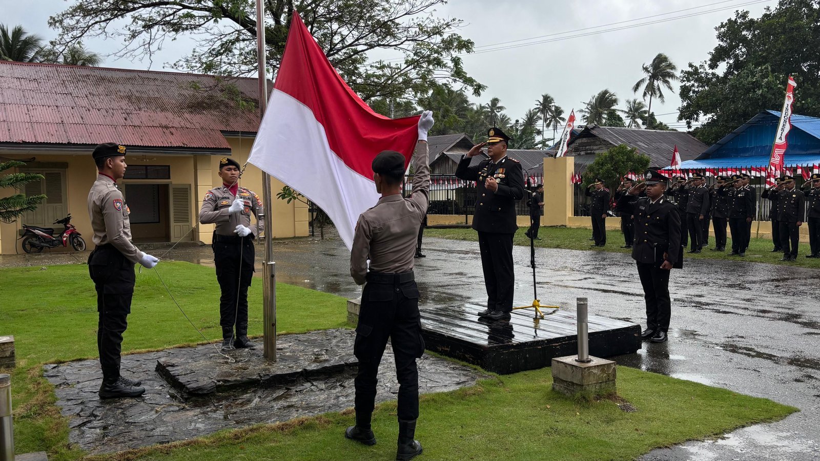 Kapolres BurseL Pimpin Upacara HUT RI ke-80: Kobarkan Semangat Patriotisme di Namrole