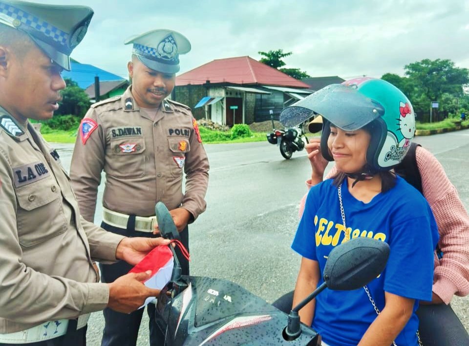 Sambut HUT RI Ke-80, Sat Lantas Polres BurseL Tebar Merah Putih Seperti Layar Kapal di Samudera Namrole