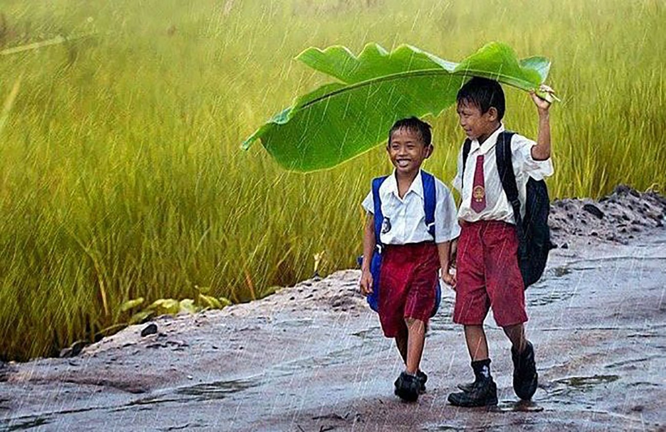 Hujan Tak Surutkan Semangat Anak Sekolah di Ambon, Warga Dihimbau Waspadai Risiko Cuaca Ekstrem