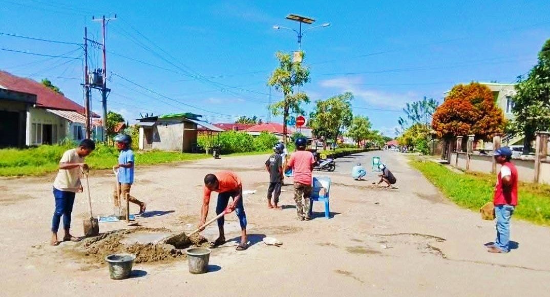 Ketika Jalan Berlubang Menjadi Luka Kota, Warga dan Tukang Ojek Patungan Menambal dengan Cinta