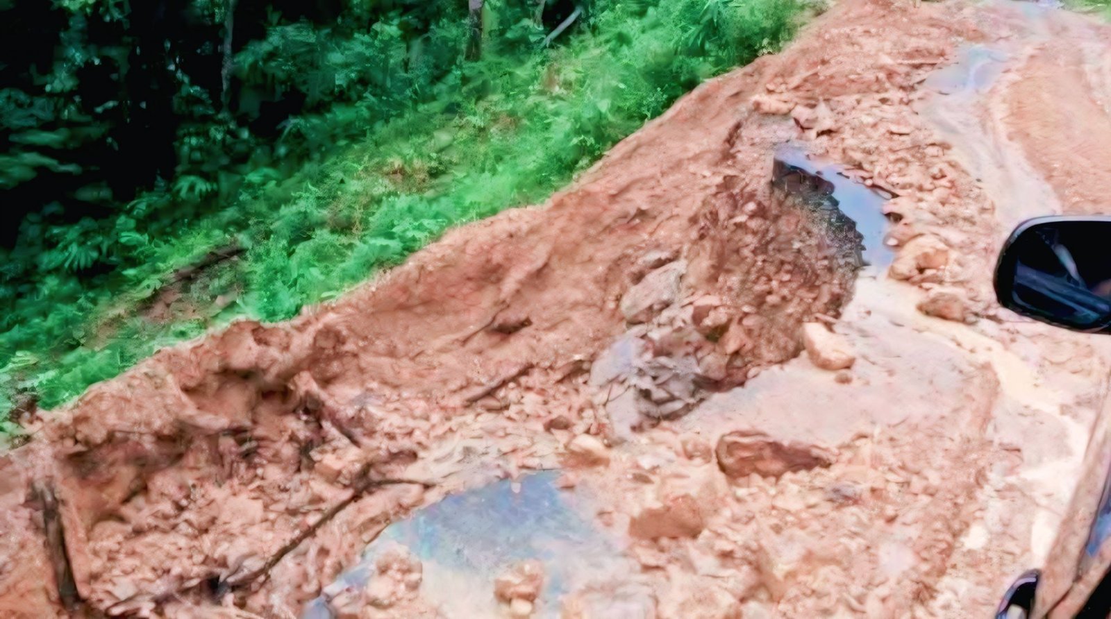 Banjir dan Longsor Lumpuhkan Akses Jalan di Buru Selatan: Jeritan Rakyat Menanti Uluran Tangan Pemerintah