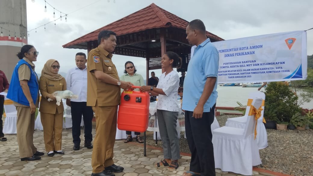 Dorong Kemandirian Nelayan, Walu Kota Ambon Salurkan Bantuan Alat Tangkap Kepada 12 KUB