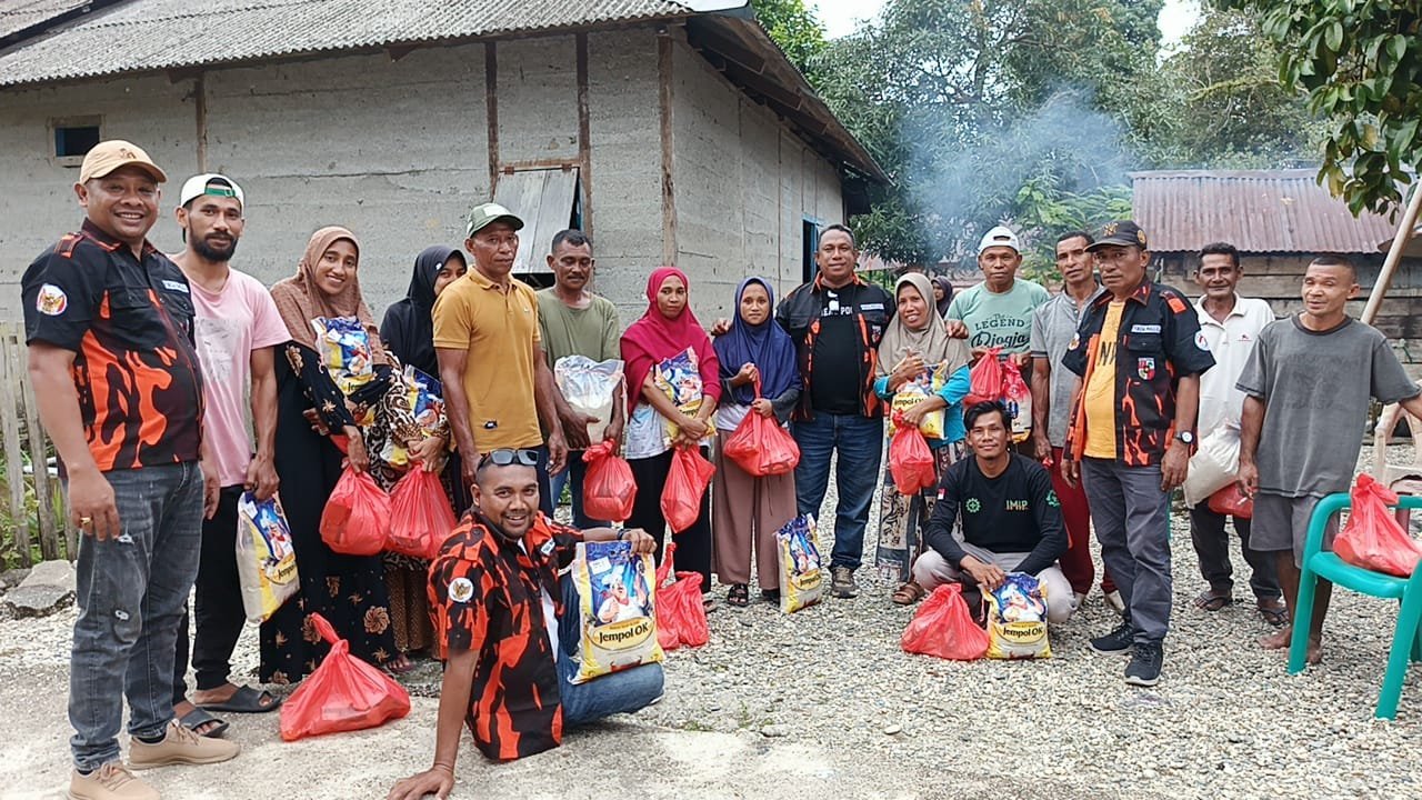 Pemuda Pancasila Bursel Bagikan 500 paket Sembako Kepada Warga