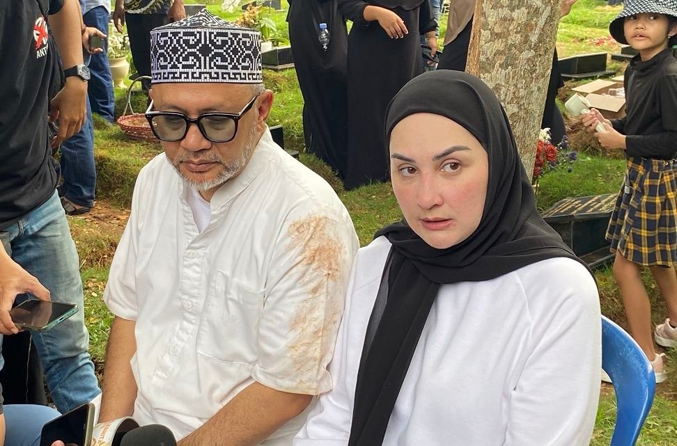 Ayah Mona Ratuliu meninggal saat wudhu selesai, keluarga siap untuk shalat terakhir