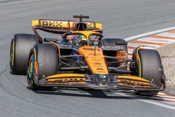 Max Verstappen Apresiasi Kontribusi Mark Webber Sebagai Manajer Oscar Piastri
