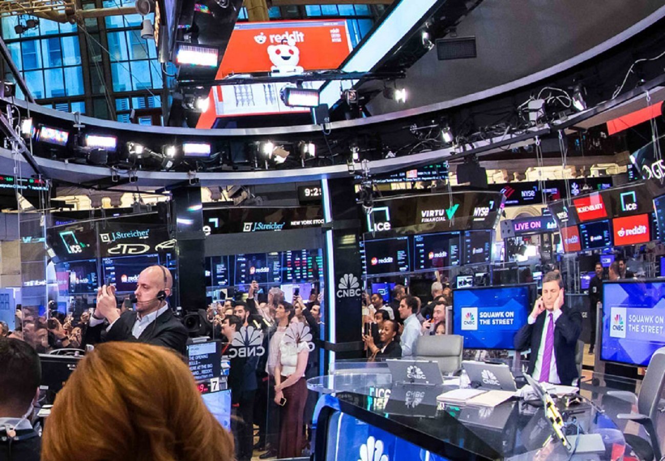 Wall Street Jatuh Setelah Trump Serang Bos The Fed dan Ancam Pecatnya