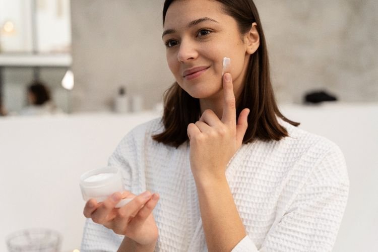 4 Tips Terbaik Memilih Pelembab untuk Kulit Berminyak Agar Tetap Segar Tanpa Kilau Excessif