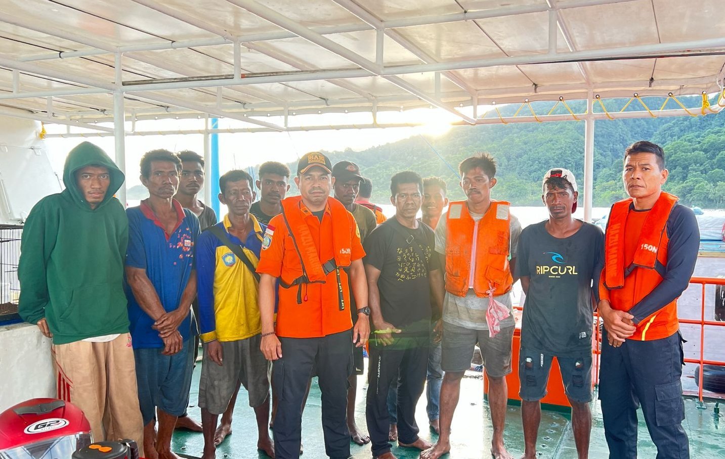 Tim SAR Kembali Evakuasi 10 Penumpang di Perairan Pulau Tiga