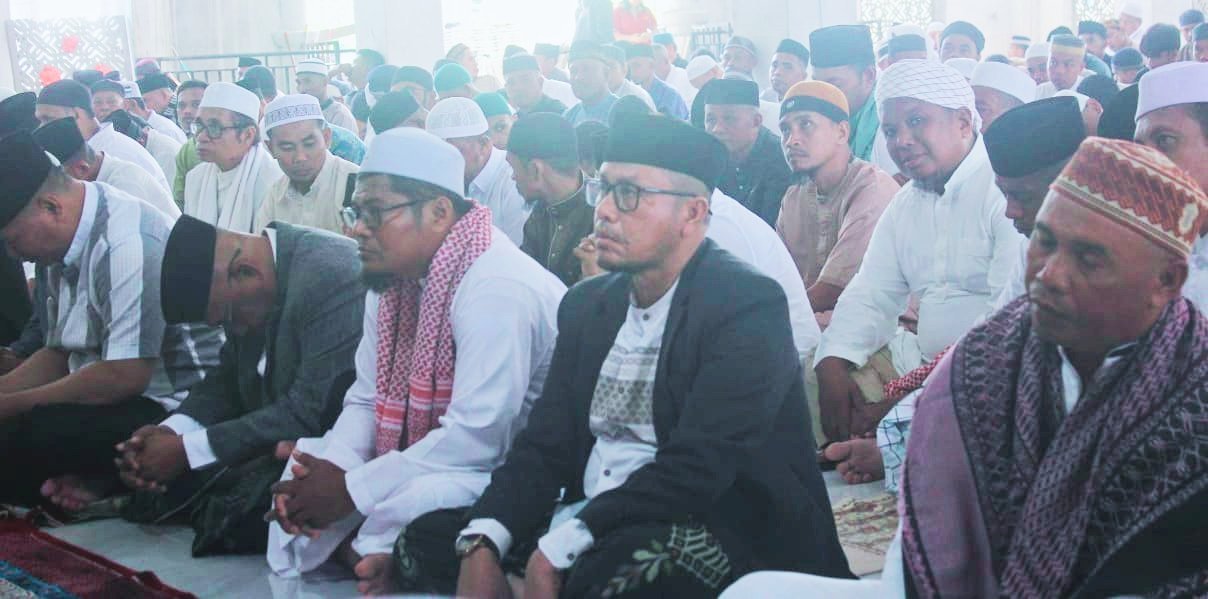 Bupati BurseL Sholat Idhul Fitri 1446 H Bersama Warga Kota Namrole