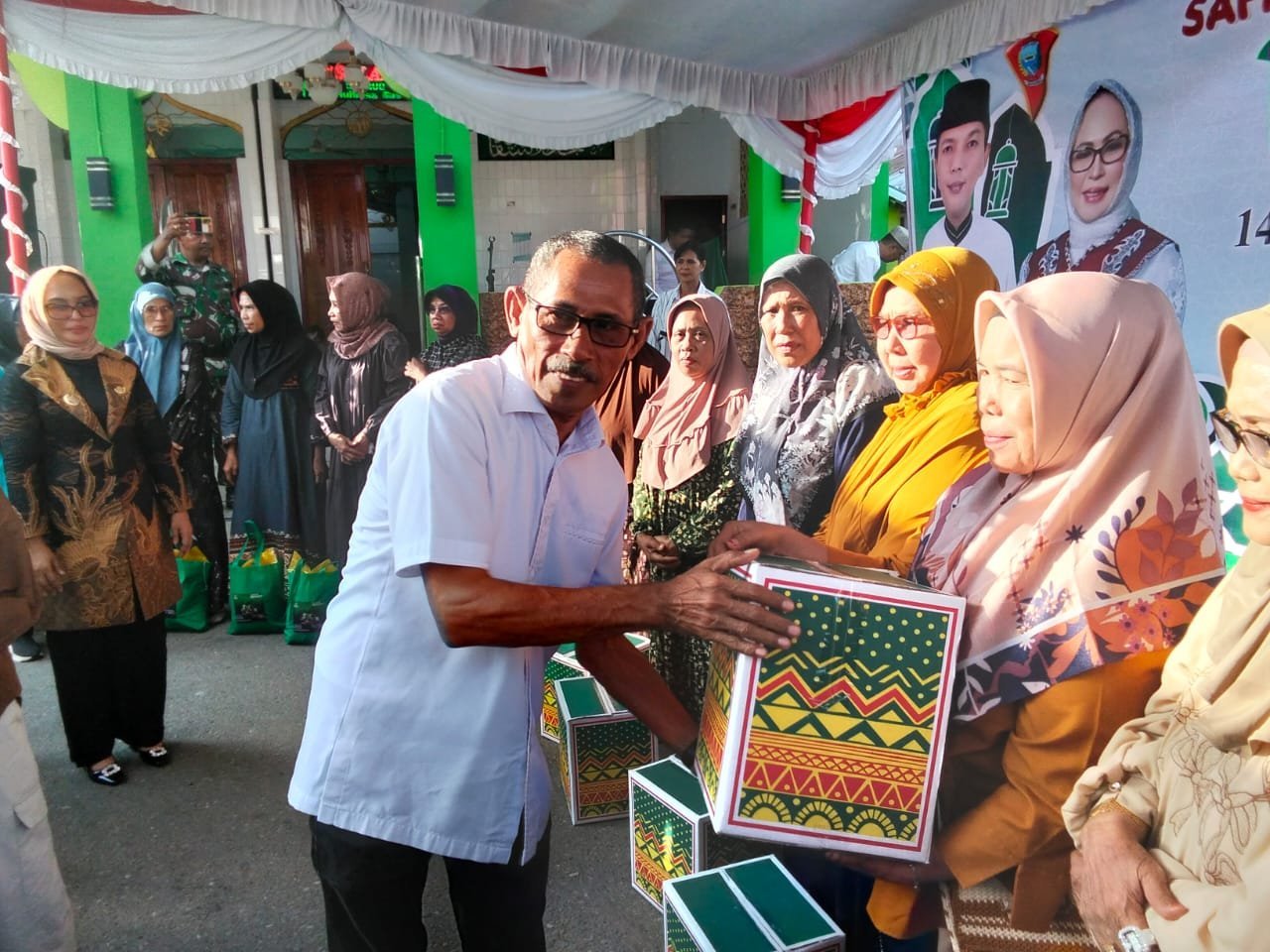 Pemkot Ambon Pereat Kebersamaan Lewat Safari Ramadhan dan Berbagi Sembako