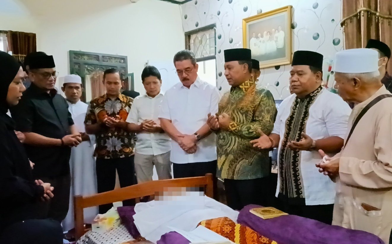 Gubernur dan Wagub Melayat  Ke Rumah Duka Imam Besar Masjid Raya Al-Fatah
