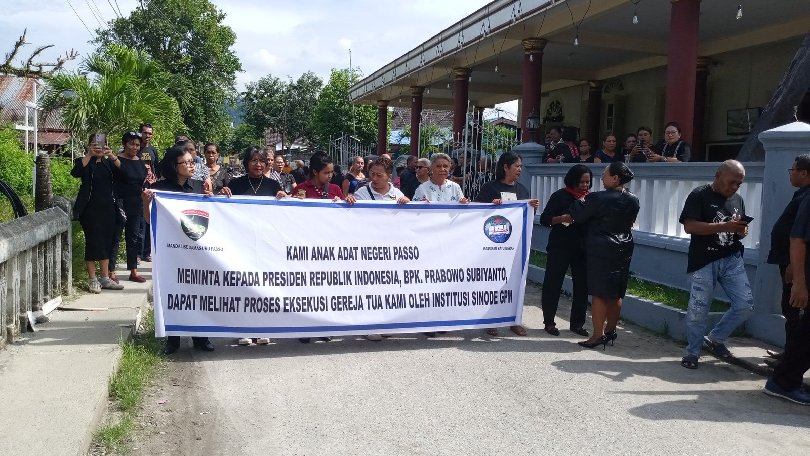 Masyarakat Adat Negeri Passo Pertahankan Hak Leluhur atas Gereja Menara Iman