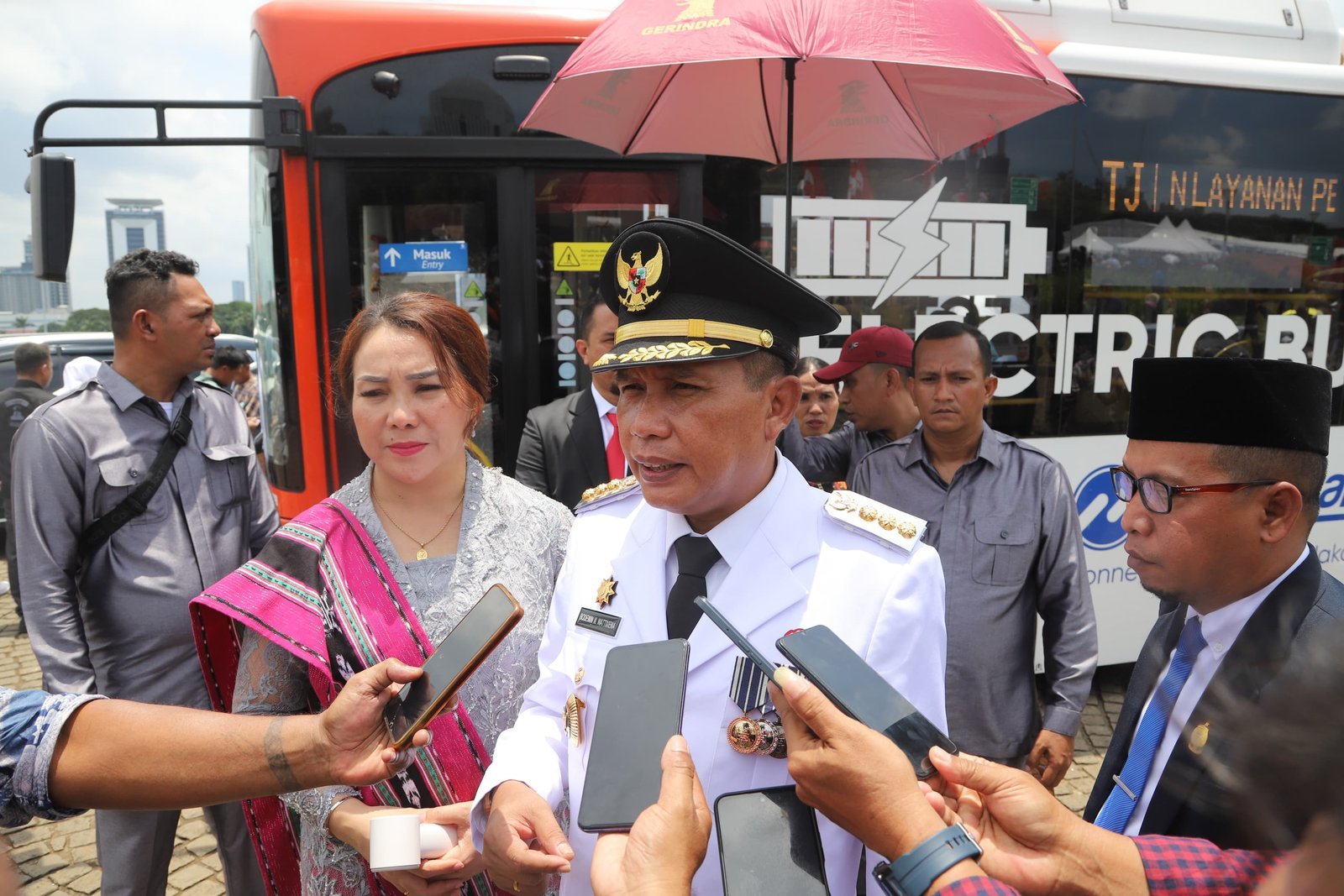 Bodewin Wattimena dan Elly toisutta resmi dilantik sebagai walikota dan wakil walikota Ambon.