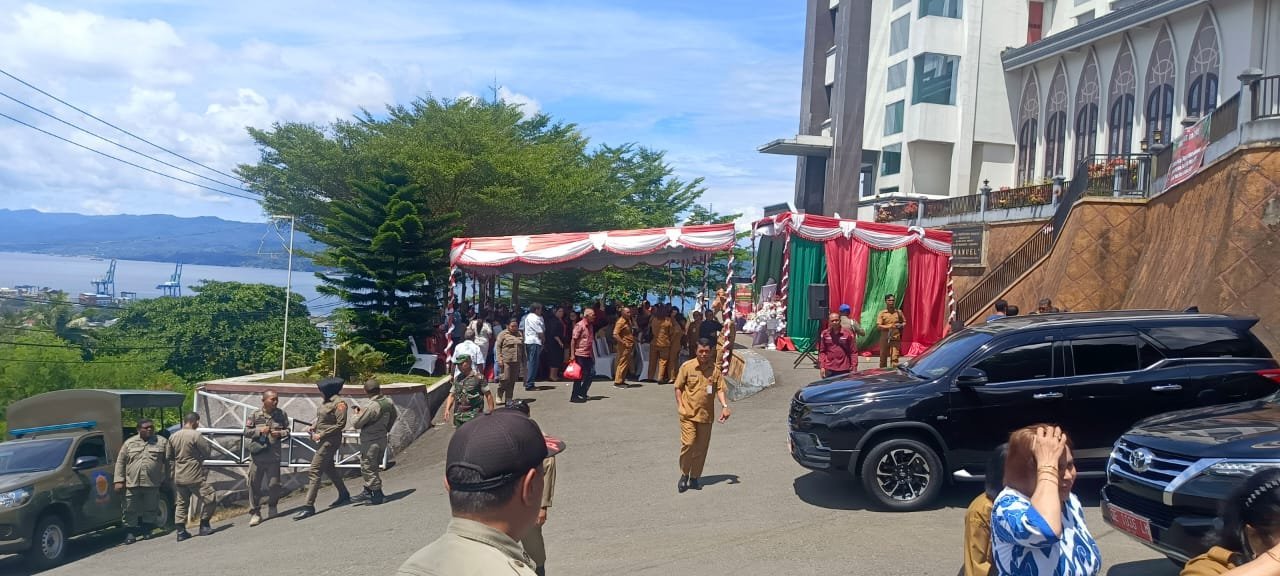 Personel Polsek Sirimau Gelar Pengamanan Jalannya Safari Natal Pemkot Ambon