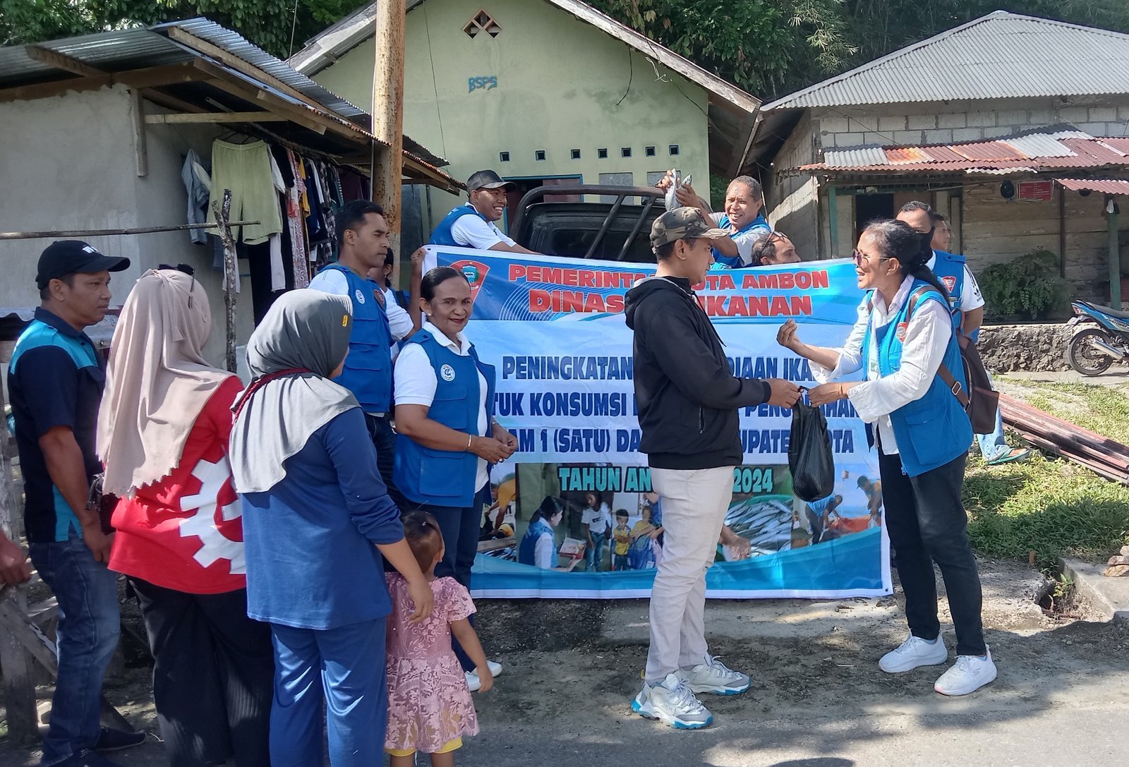 Pemkot Bagi Ikan Gratis Kepada 100 KK Kurang Mampu