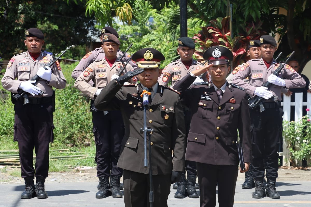 Kapolres Pimpin Upacara Pemakaman Anggota Polres Buru Selatan Yang Meninggal Dunia