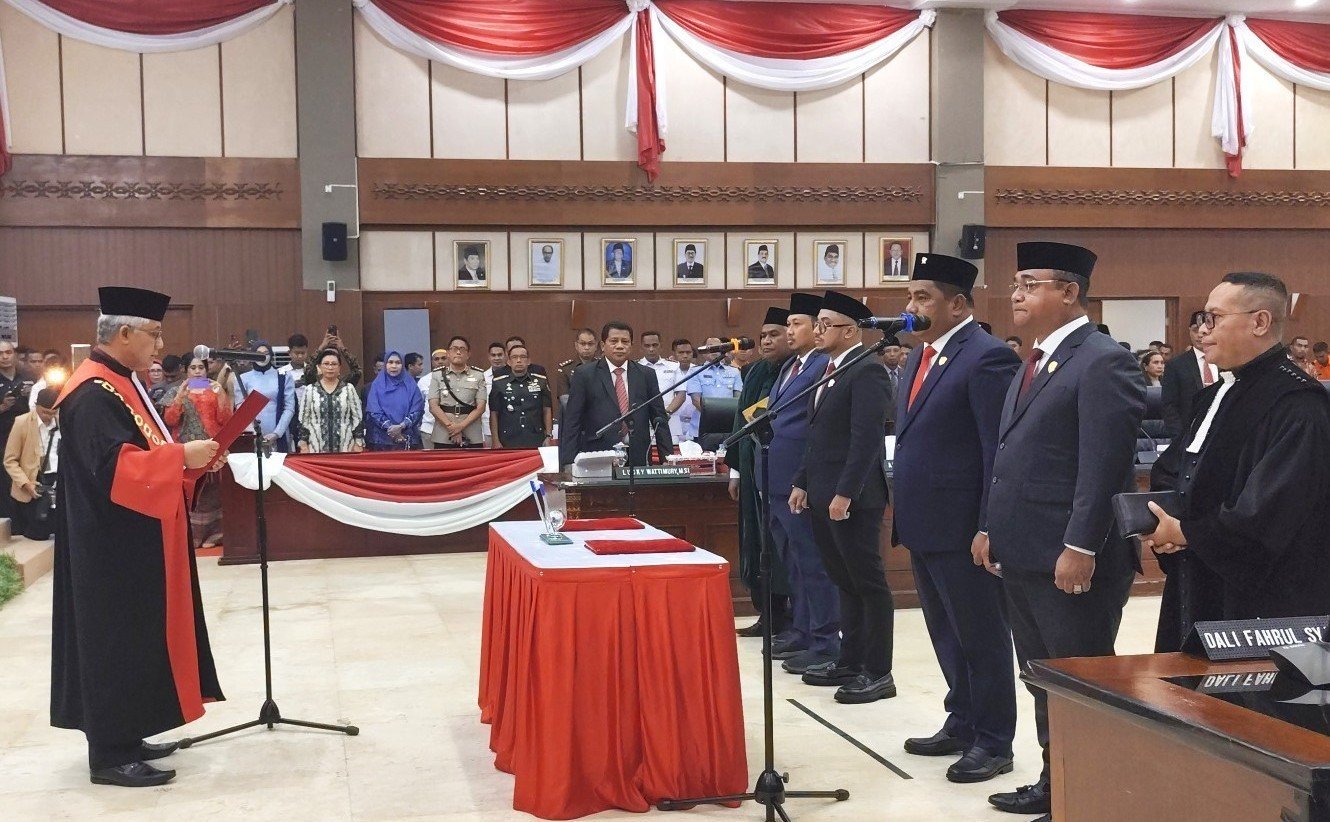 Pelantikan Pimpinan DPRD Maluku, Watubun Sentil Warisan angka Kemiskinan