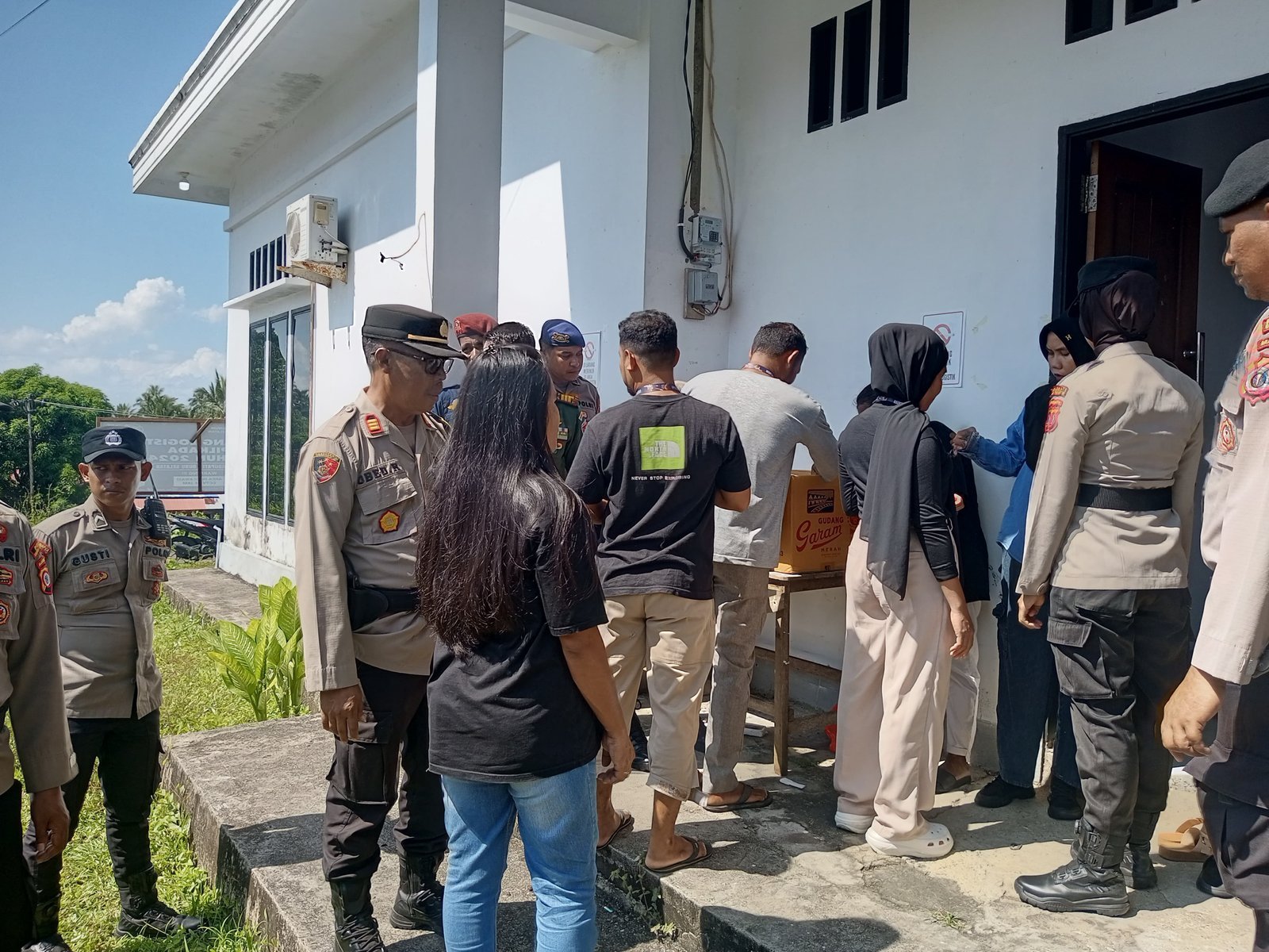 Polres BurseL Amankan Pelipatan Surat Suara Pilkada 2024; Tidak Semua Petugas Diperkenankan Masuk