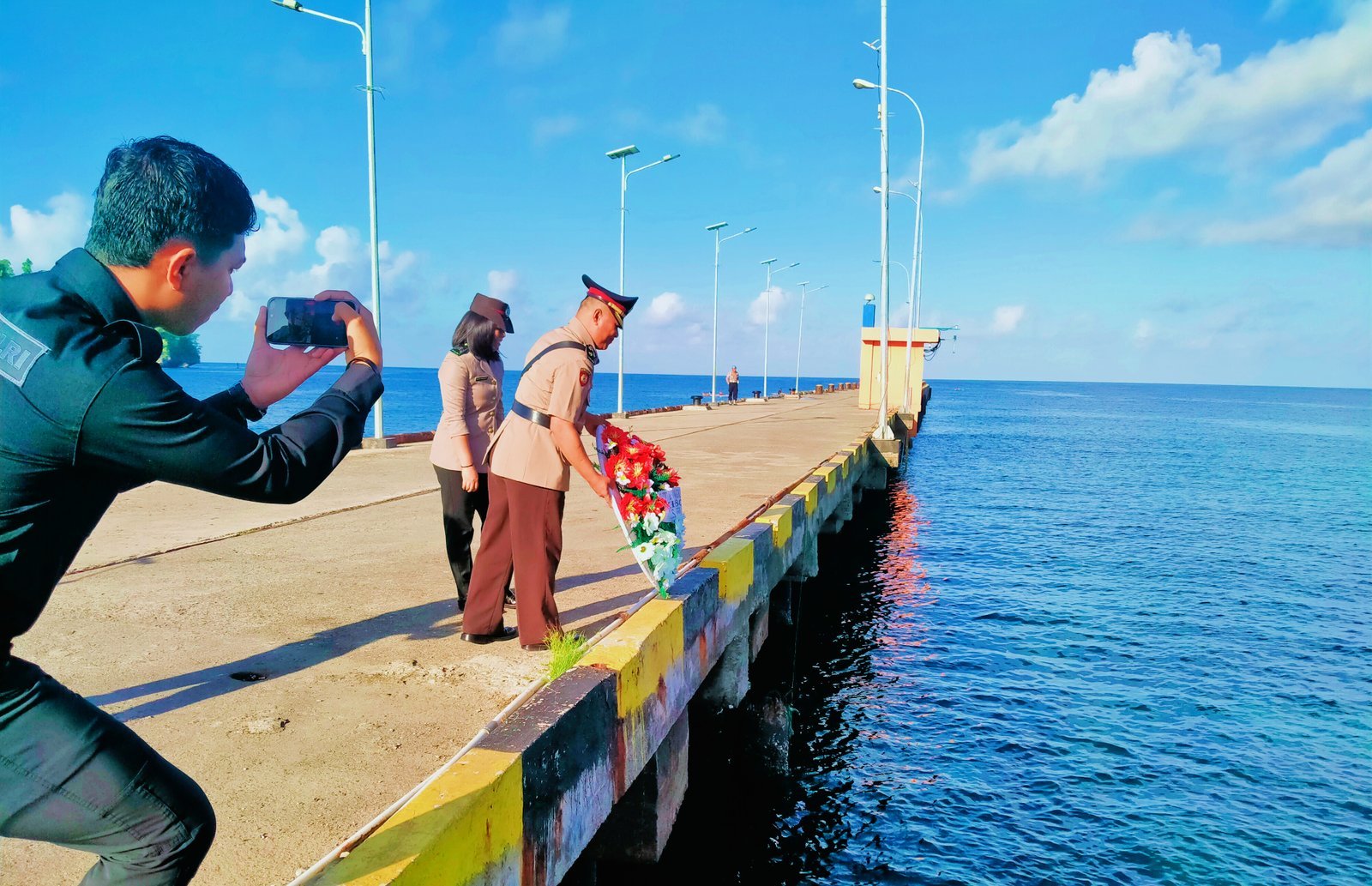 Tabur Bunga di Samudra Namrole, Polres Bursel Kenang Jasa Pahlawan dan Pejuang Bangsa