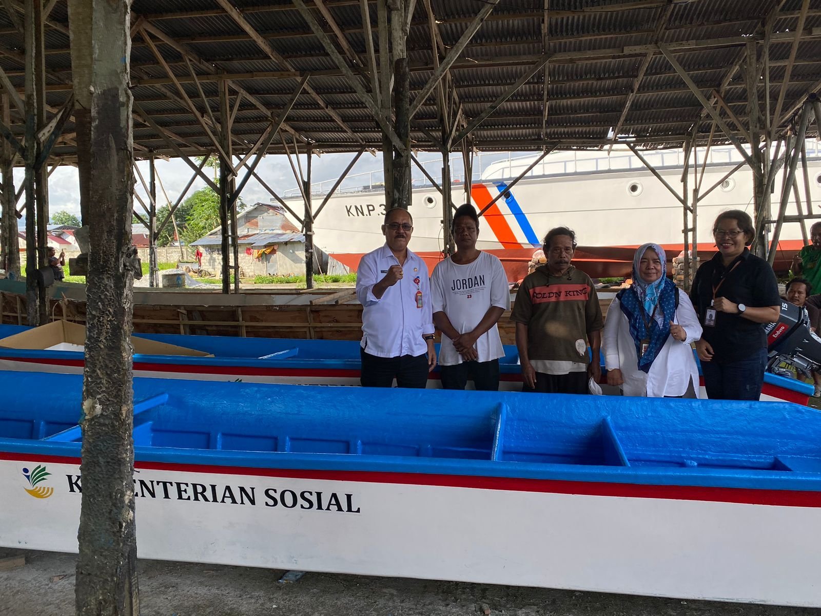 Kemensos Beri Bantuan Perahu Kepada Nelayan Kota Ambon