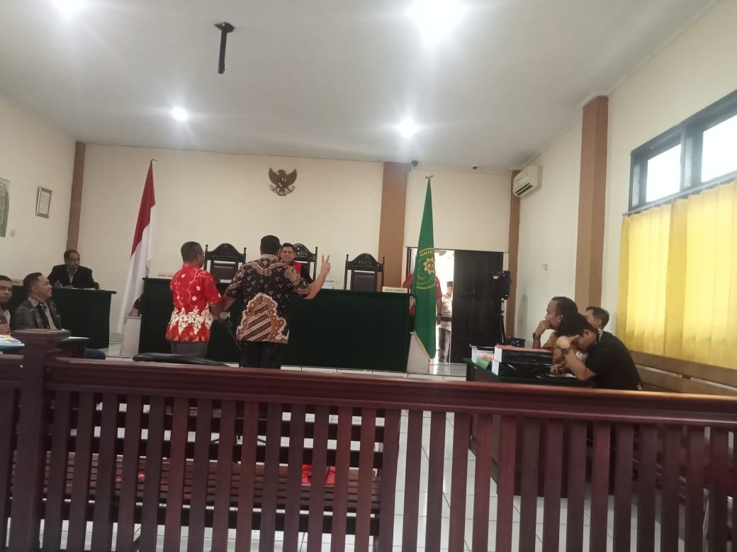 Jumat Kelabu "Penentuan" Nasib Tersangka Petrus Fatlolon