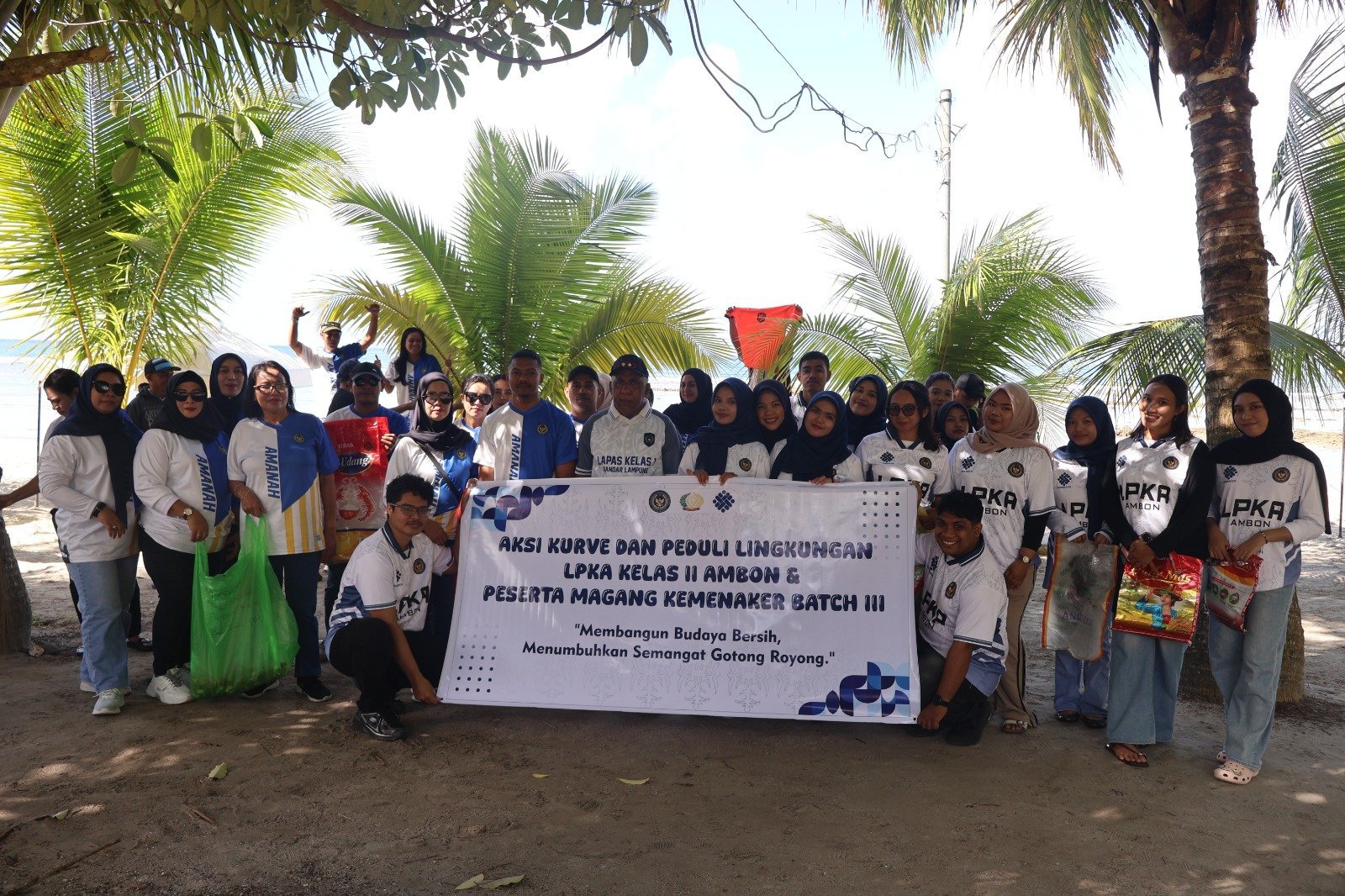 LPKA Ambon Gelar Bhakti Sosial Bersih Lingkungan di Pantai Tial