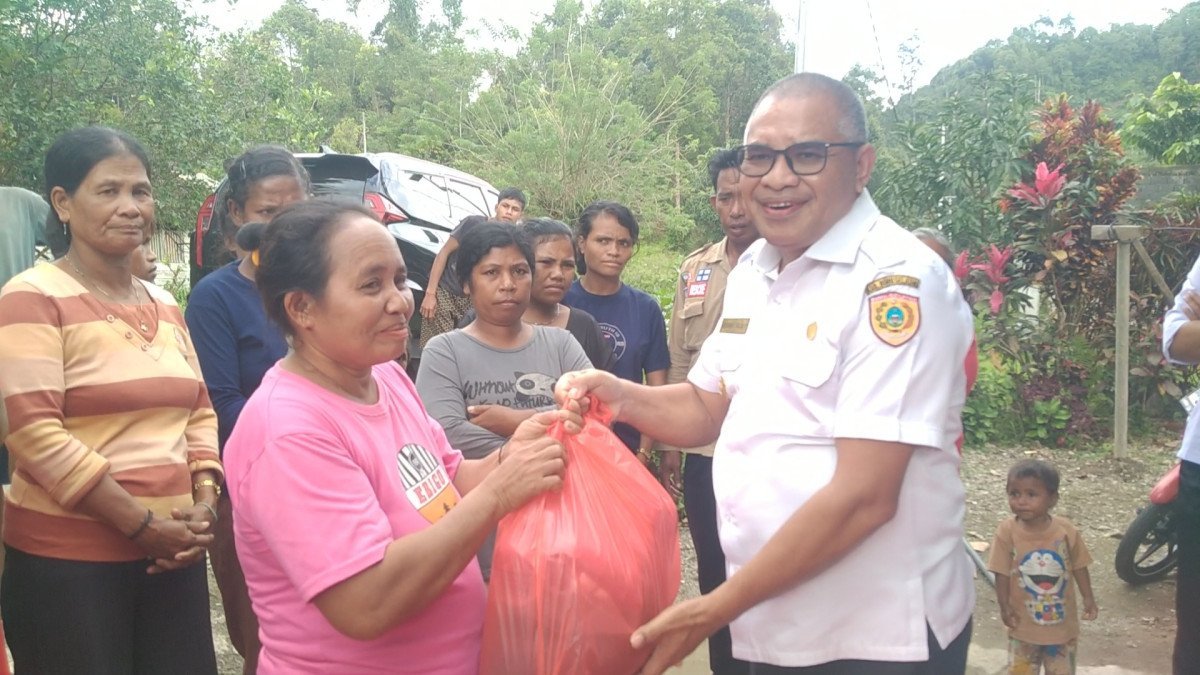 Pemda Bursel Berikan Bantuan Kepada Masyarakat yang Kurang Mampu