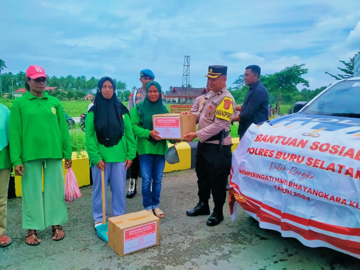 HUT Bhayangkara Ke 78 Polres Bursel Berikan Bantuan Sosial kepada Masyarakat