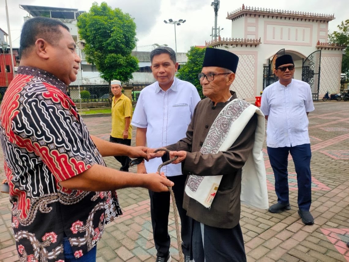 Ketua DPRD Maluku Serahkan Hewan Kurban untuk Masjid Al-fatah Ambon