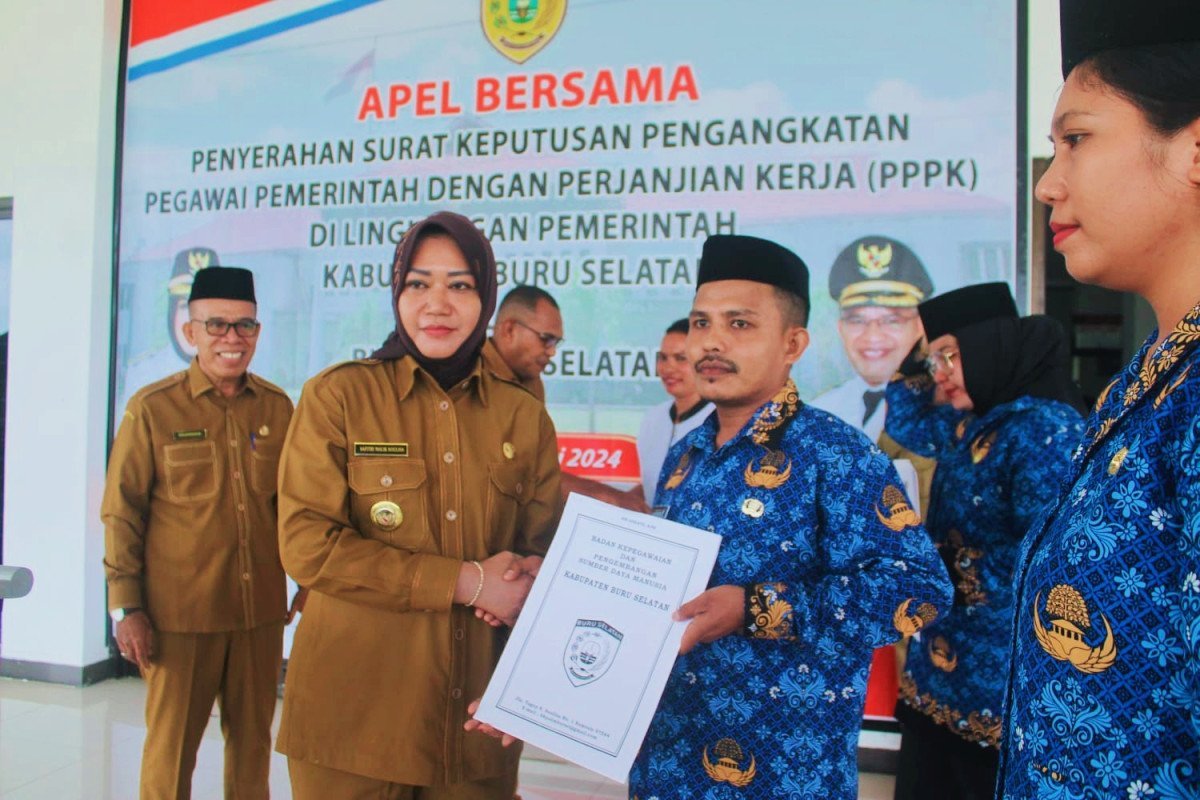 Bupati Bursel Safitri Malik Soulisa Serahkan SK PPPK