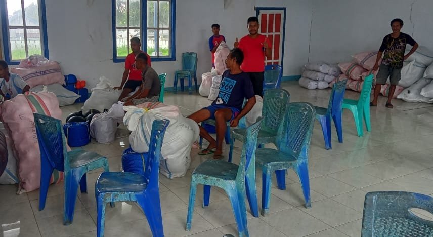 DKP Maluku Salurkan Bantuan Peket Budidaya Rumput Laut di Desa Otemer