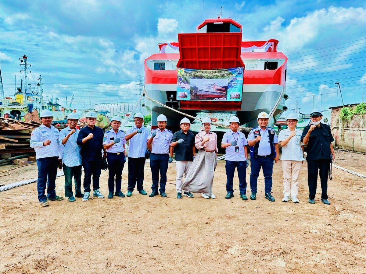 Kabupaten BurseL Dapat Bantuan Bus Air Roro KMP Tanjung Tirang 