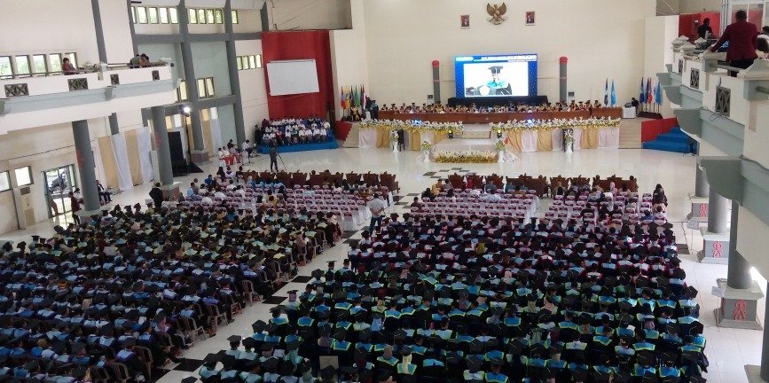 Ini Penyampaian Rektor Unpatti yang Baru Saat Wisuda 1547 Lulusan