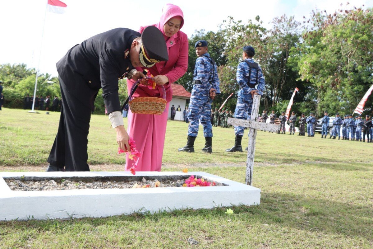 Didampingi Ketua Bhayangkari Cabang, Kapolres Kepulauan Tanimbar hadiri Upacara Ziarah Makam Pahlawan