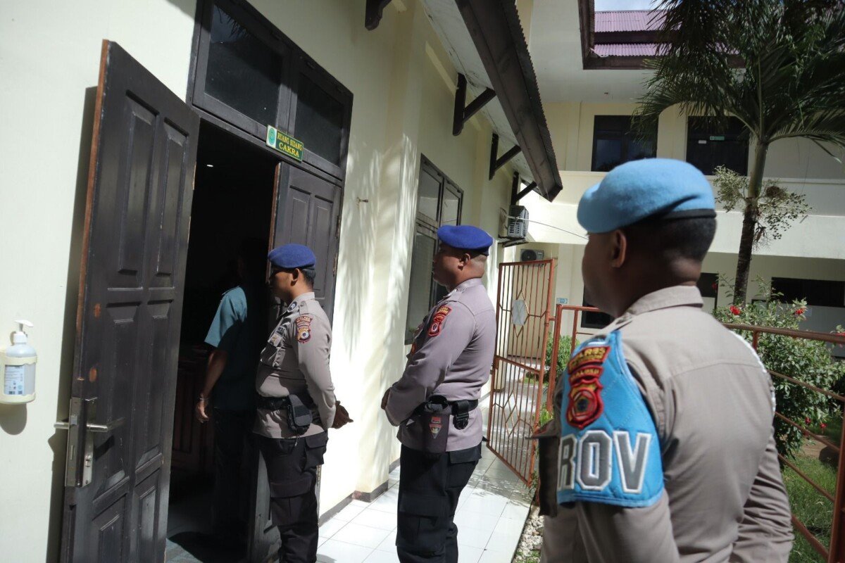 Puluhan Personel Polres Kepulauan Tanimbar lakukan Pengamanan Sidang Pengadilan Kasus Perdata