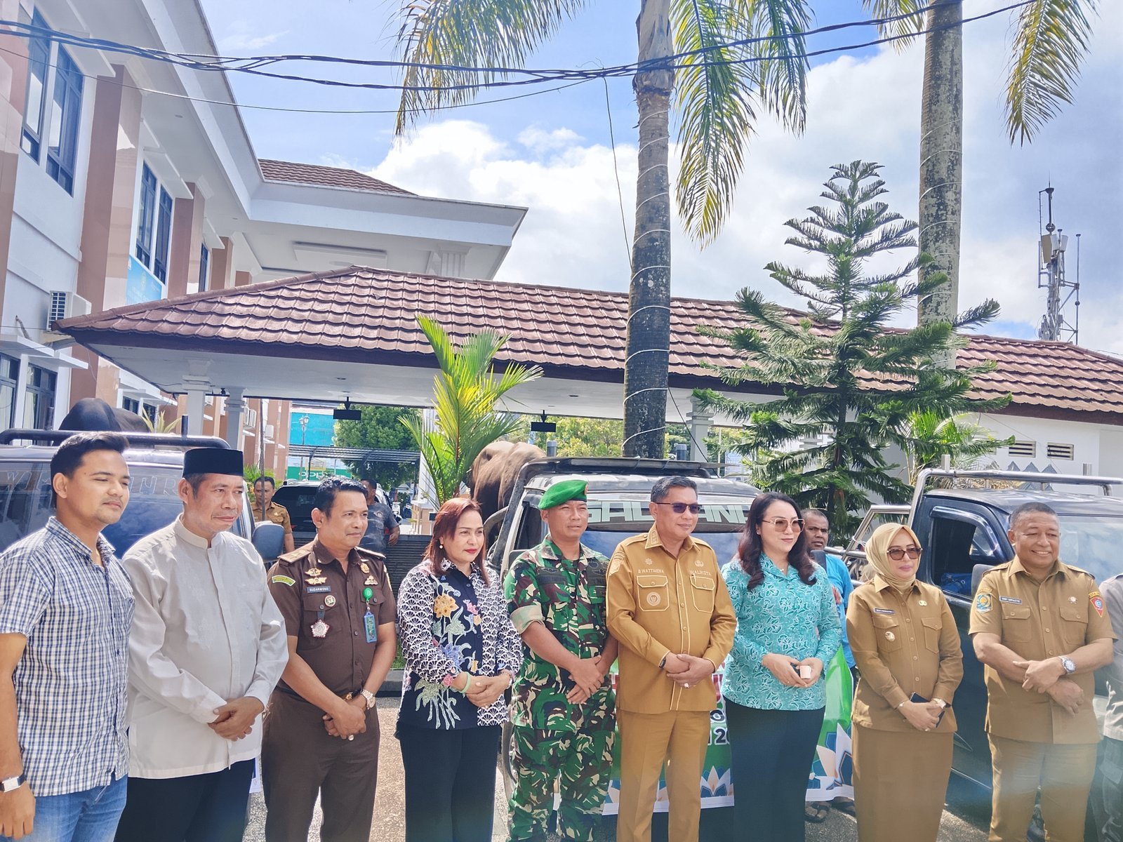 Wali Kota Ambon Serahkan 100 Hewan Kurban untuk Umat Islam pada Idul Adha 1447 H