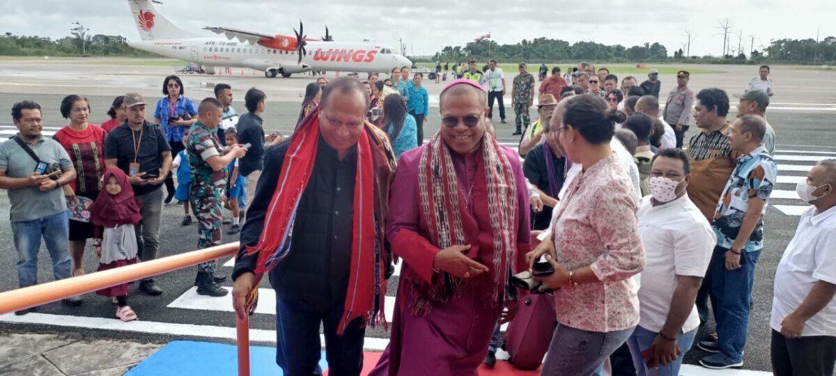 Tugas Perdana Moriolkossu Dampingi Uskup Diosis Amboini Kunjungi Tanimbar
