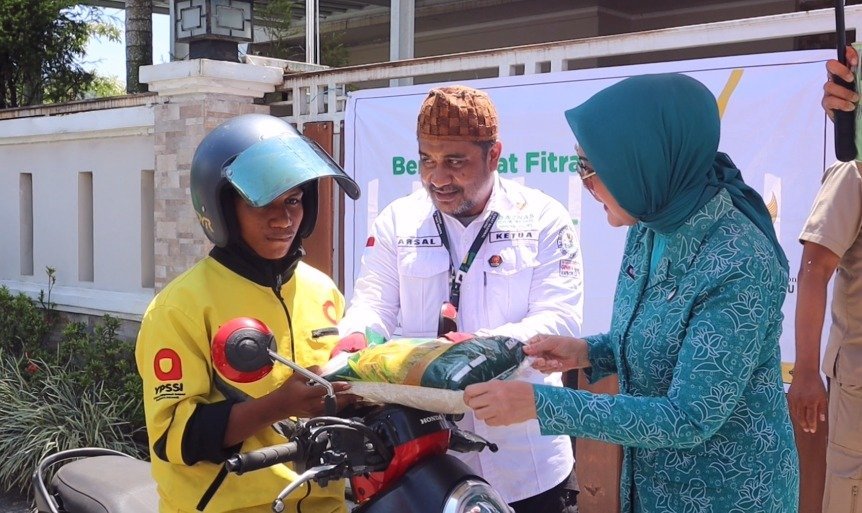 BAZNAS MALUKU DAN TP-PKK SERAHKAN 600 PAKET BANTUAN KEPADA OJOL