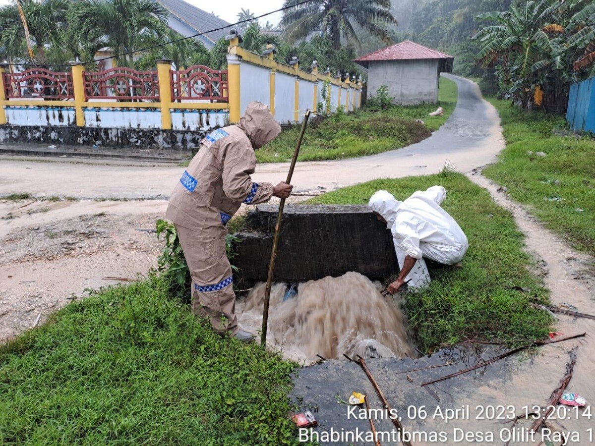 Jaga Banjir Akibat Hujan Deras, Aipda Antonius Gerakan Warga Bersih Drainase