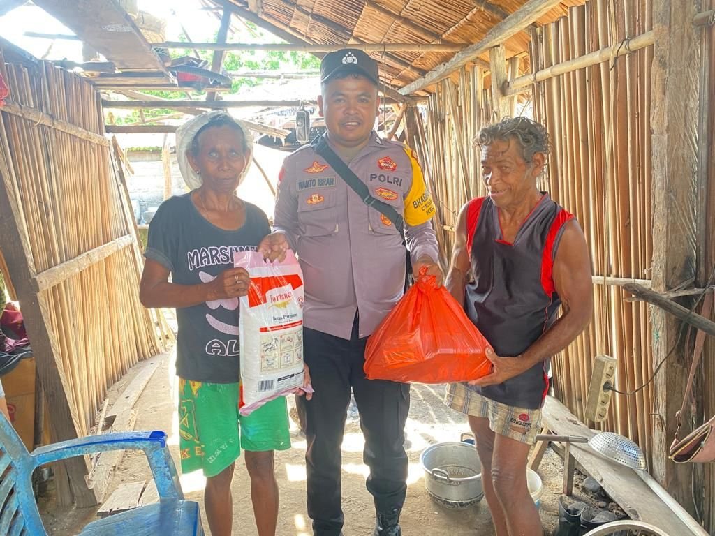 Temui Paran Lansia, Briptu Wanto berbagi kasih 