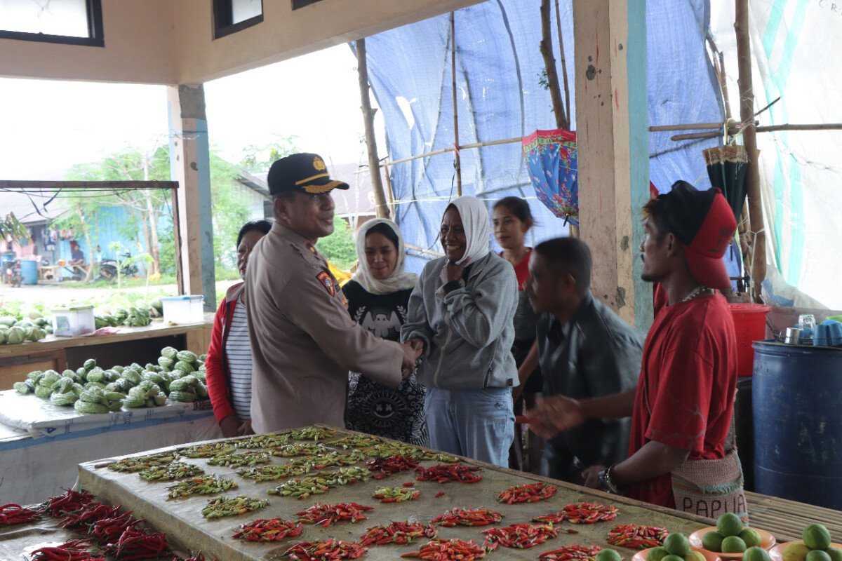 Polres Kepulauan Tanimbar Gelar Jumat Curhat Bersama Masyarakat di Pasar Omelle Saumlaki
