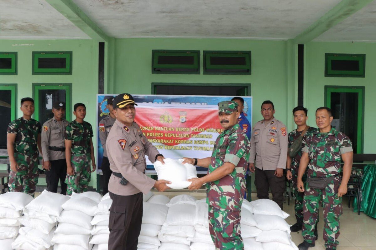 Pasca Gempa, Polda Maluku Dan Polres Kepulauan Tanimbar Bantu 1 Ton Beras