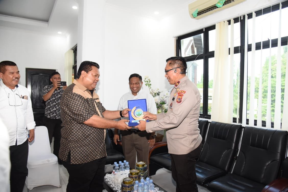 Jalin Silaturahmi, Wakapolda Kunjungi Ketua Sinode GPM