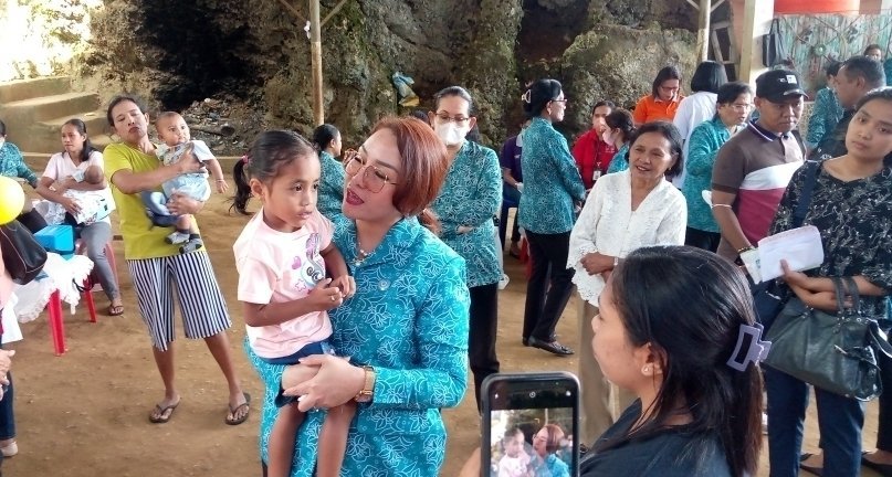 Hari Kedua Monitoring, Ketua TP PKK Kota Ambon Kunjungi Posyandu Teratai