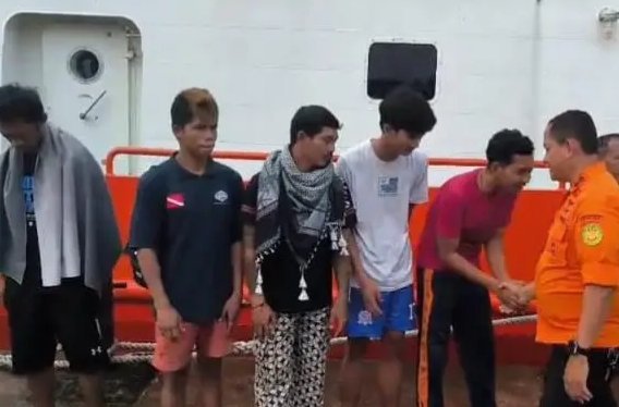 KN SAR Bharata Evakuasi 13 Korban KLM Cajoma V yang Tenggelam di TNS