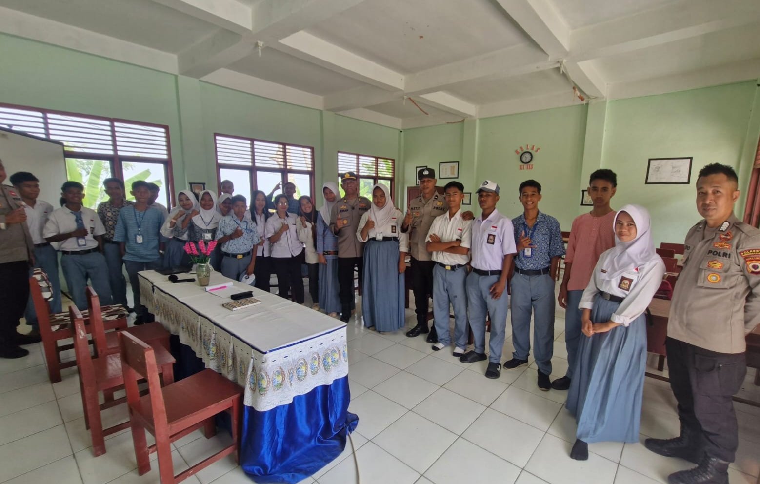 Program Polisi Mengajar, Anakotta Sambangi Guru dan Siswa SMA Negeri 15 Ambon