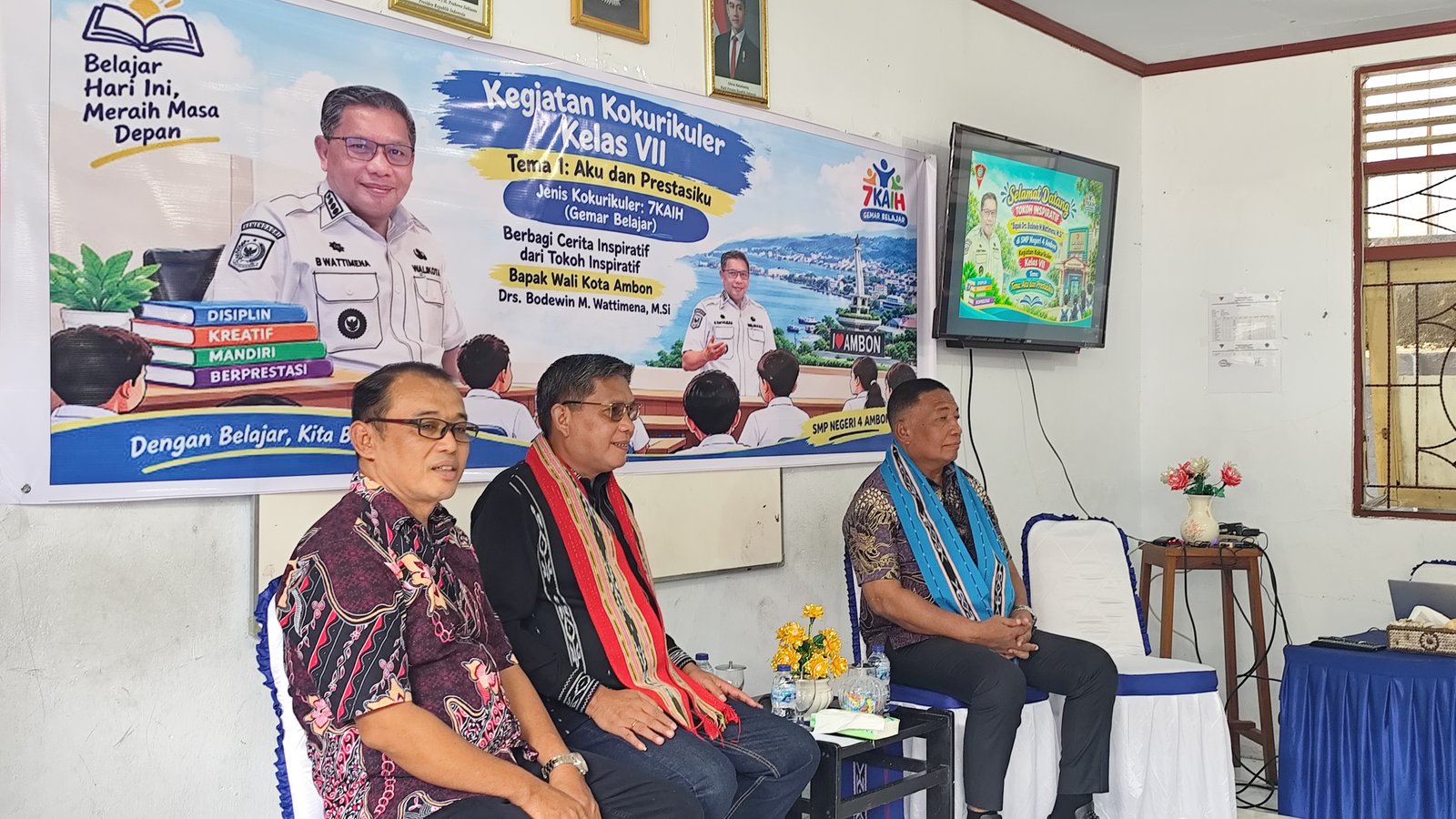 Dari Berjalan Kaki Menjual Es hingga Jadi Wali Kota, Bodewin Wattimena Beru Pesan Inspiratif untuk Siswa SMPN 4 Ambon
