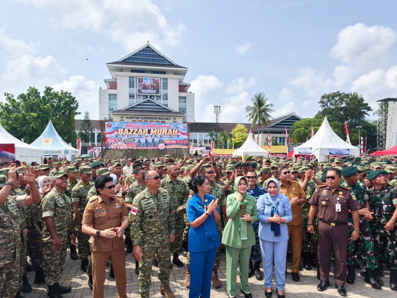 Sekda Maluku Wakili Gubernur Apresiasi Bazar Murah HUT ke-81 TNI